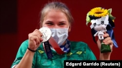 Türkmen sportçysy Polina Gurýewa Tokio 2020 Olimpiýa oýunlarynda agyr atletika boýunça 59 kg agram derejesinde çykyş edip, 217 kg agyrlyk götermegi başardy we kümüş medala mynasyp boldy.
