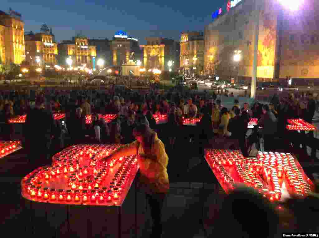 Площадь Независимости: молодежь выкладывает из свечек "Слава Украине! Героям слава!"