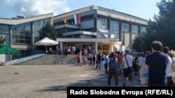 Македонски граѓани на вакцинирање во Спортската сала во Врање