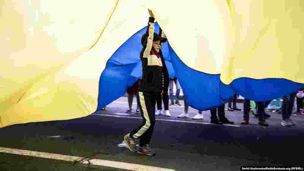 На Хрещатику розгорнули найдовший прапор України (250 метрів у довжину та 6 метрів у ширину). Київ, 23 вересня 2018 року ПЕРЕГЛЯНЬТЕ ФОТОГАЛЕРЕЮ