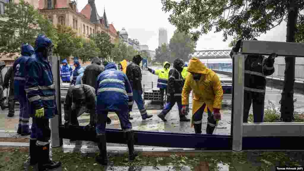 Pozsonyban árvízvédelmi gátakat állítottak fel. Budapesten és Prágában úgyszintén 