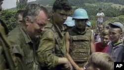 Ратко Младиќ во Сребреница во 1995 година