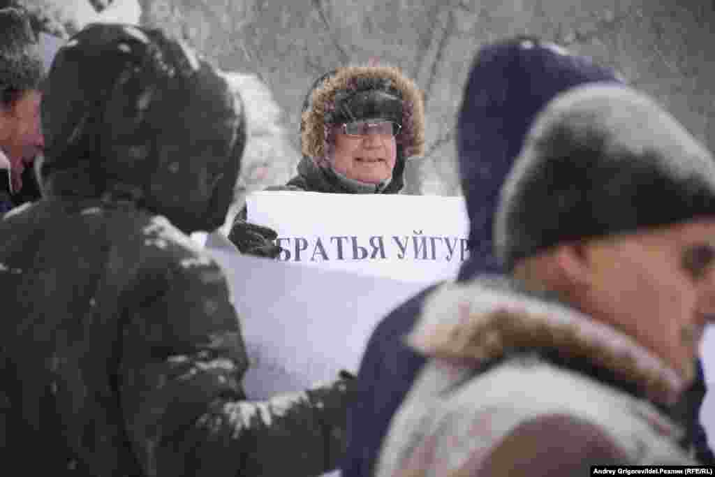 2018 жылы қыркүйекте Қытайдағы адам құқығы жөніндегі бюро өкілі Ли Сяоцзюнь Reuters агенттігіне берген сұхбатында: "Орталықтарда қысым жасалмайды. Ондағы адамдар біліктілігін көтеріп, тренингтен өтеді. Кейін жақсы жұмысқа орналасып, негізгі заңдарды үйренеді" деп мәлімдеген. Ұлыбританиядағы Қытай елшісі Лю Сяомин де Шыңжаңдағы этникалық азшылықты жәбірлеу туралы пікірлерді жоққа шығарған. 