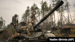 З боку військ РФ тривають спроби прориву оборони на Донецькому напрямку та блокуванні ЗСУ – на Південнобузькому. На архівному фото: український військовослужбовець робить селфі, стоячи на знищеному російському танку