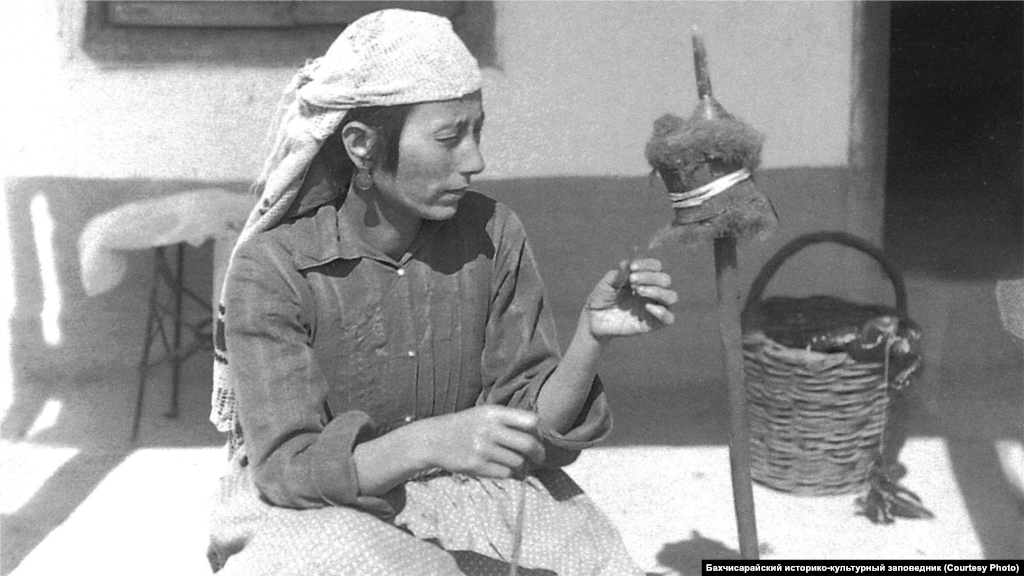 Yip çiyratıcı, 1920 seneleri.&nbsp; Qadınlar keniş ve uzun, tizlerini qapatacaq kölmek, uzun ve bol qollu anter ve renkli şalvar kiye edi. Üstünde tar qollu qaftanlar bar edi. Qaftan üstüne qısqa ton kiyile edi. Evden çıqqanda yapınca kiyile edi