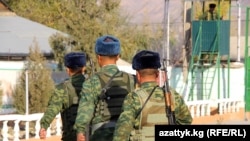 Баткен облусунун Кадамжай районундагы чек ара аскерлери. Архивдик сүрөт.