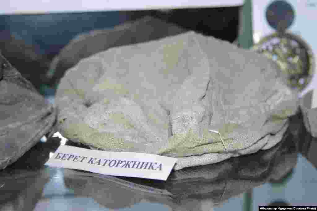 Тюмень шаарындагы №1 СИЗОнун музейинде сакталган абактагылардын буюмдары - сүргүндөгү адамдын баш кийими 