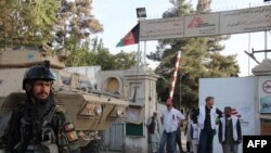 ارشیف، د افغانستان په کندز ولایت کې د بېپولې ډاکترانو سازمان روغتون مخ ته ولاړ د دغه روغتون ډاکتران او د افغان ځواکونو یو ټانک او سرتېری