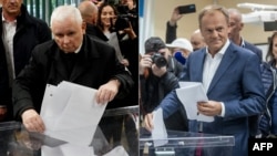 Liderul PiS Jaroslaw Kaczynski și cel al Coaliției Civice, Donald Tusk, (colaj fotografic după imagini din ziua alegerilor, 15 octombrie). Dacă PiS nu poate forma guvernul, sarcina i se va încredința cel mai probabil lui Tusk. 