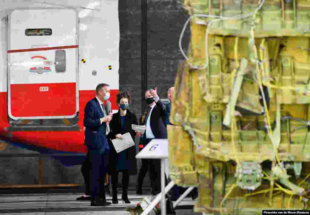 Inspekcija olupina aviona prenošena je uživo za porodice žrtava. 