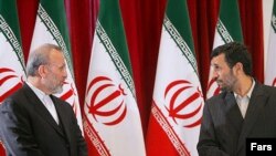 منوچهر متکی (چپ) در کنار محمود احمدی‌نژاد