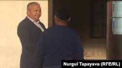 Заместитель акима Ашыбулакского сельского округа Алматинской области Ерлан Мейрманов (слева), 13 сентября 2018 года.