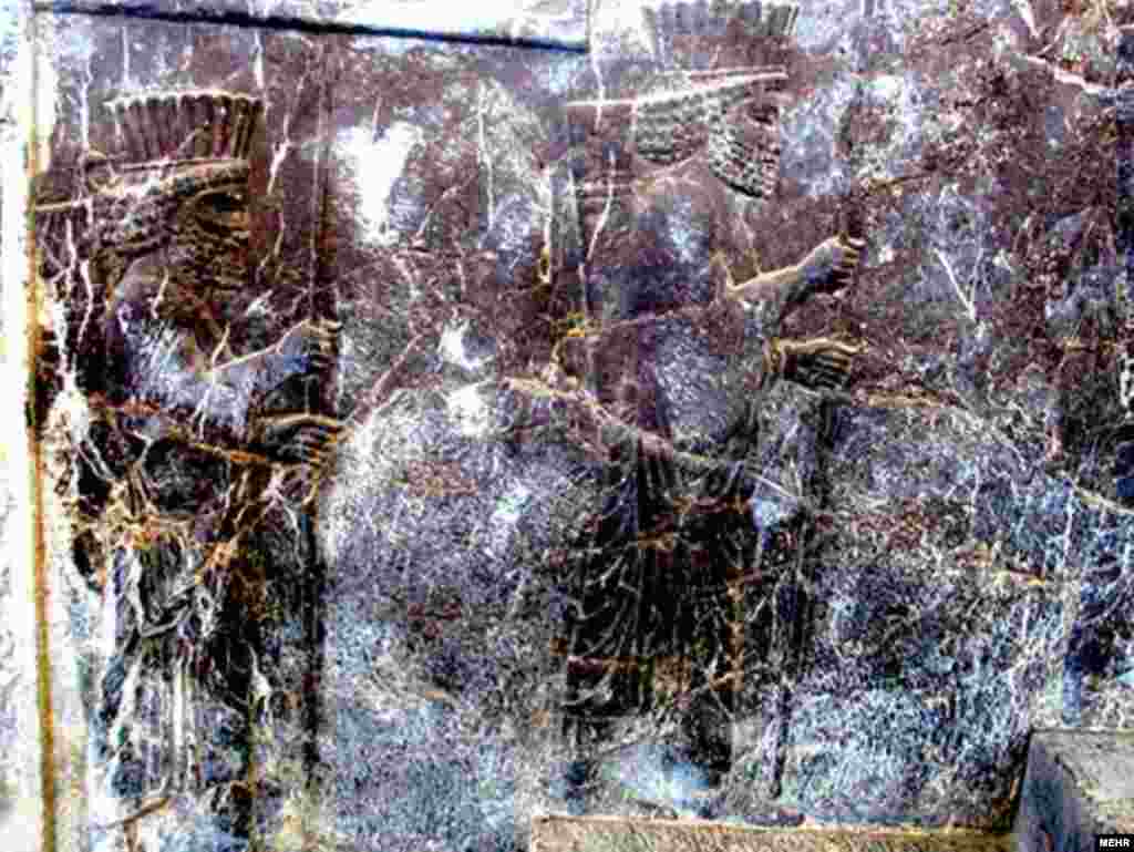 آثار شورهزدگی بر اثر نمکی که از سنگ خارج شده و مربوط به رطوبت است