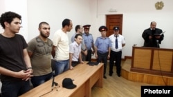 ՀԱԿ-ի ակտիվիստներ (ձախից՝ աջ) Սարգիս Գևորգյանը, Դավիթ Քիրամիջյանը, Արտակ Կարապետյանը և Տիգրան Առաքելյանը ընդհանուր իրավասության դատարանի դահլիճում՝ դատավճռի հրապարակման պահին, 20-ը հուլիսի, 2012թ․