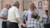 Пенсионеры протестуют перед зданием правительства