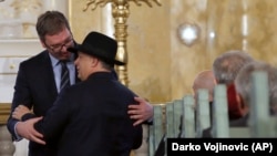 Orbán Viktor magyar és Alekszander Vucsics szerb miniszterelnök beszélgetnek a szabadkai zsinagógában 2018. március 26-án.