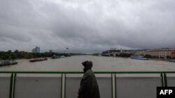 România va trece de la temperaturi neobișnuit de mari pentru această perioadă la temperaturi foarte scăzute de la o zi la alta. Lor li se adaugă fenomene extreme, precipitații în exces și riscul viiturii de pe Dunăre. 
