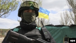 Украинский военнослужащий на блокпосту