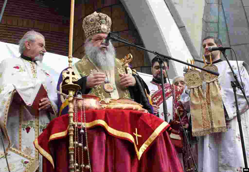 Архиепископот на МПЦ гг. Стефан на прославата на Бадник во соборниот храм Свети Климент Охридски во Скопје.