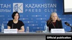 Amnesty International ұйымының Қазақстандағы зерттеушісі Хэза Макгилл (оң жақта) мен Қазақстандағы кеңесшісі Татьяна Чернобиль, Алматы, 22 ақпан 2018 жыл.