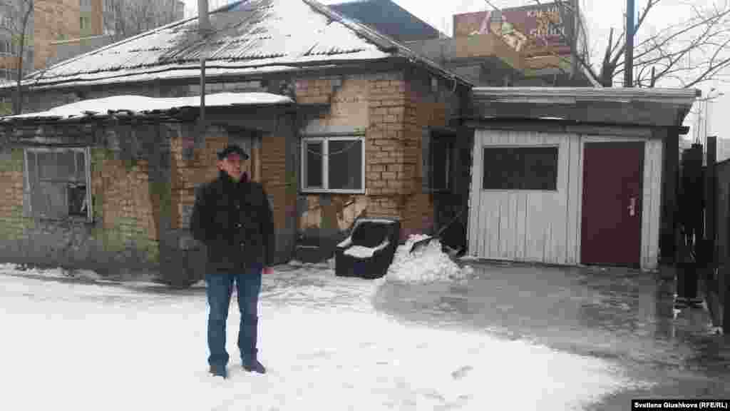 Этот дом 42-летний Адильбек Мейрамов унаследовал от отца. Но только 70 процентов, другая часть досталась родному дяде. 