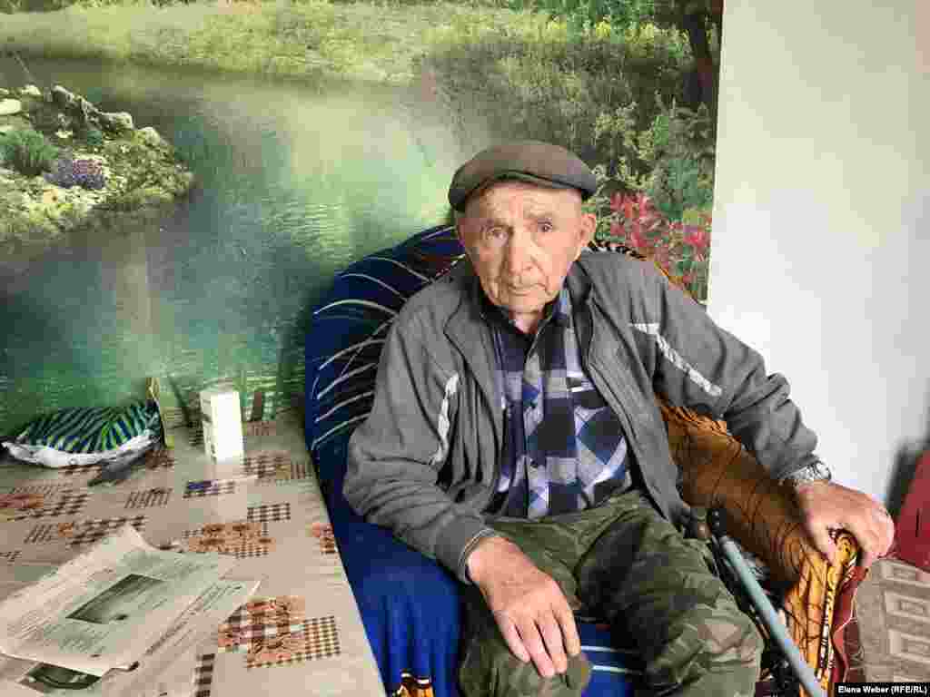 Односельчанин Лаврентьева, ветеран труда Анатолий Шкиндер, придерживается совсем иного мнения. Он говорит Азаттыку, что если бы власти приняли решение переселить людей, он бы переехал не раздумывая. По его словам, экологическая ситуация плачевная, а шум работающей на карьере техники мешает спать. 
