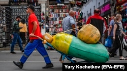 Орусияда жүк ташуучу болуп иштеген мигрант. Москва, 29-июнь. 2021-жыл.