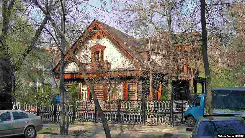 Алматыдағы Амангелді көшесінде (Қабанбай батыр мен Жамбыл көшелері арасында) 19-ғасырдың аяғынан өмірінің соңына дейін Эдуард Баум тұрған ағаш үй әлі бар. Ағаш бөренелерінен тұрғызылған бұл үй – жергілікті маңызға ие архитектуралық және қала құрылысы ескерткіші саналады. Бұрын бұл үйде Қазақстандағы Қырғызстан елшілігі отырған, қазір онда БҰҰ жанындағы Еуропалық экономикалық комиссия өкілдігі орналасқан. Үй қоршауынан ішке бөтен адамдарды кіргізбейді. Ғимаратты күзетіп отырған полиция қызметкері үйді суретке түсіруге рұқсат етпеді. Алматы, 19 сәуір 2006 жыл.