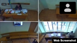 На снимке с экрана — судья, секретарь судебного заседания и пустые скамьи в зале судебного заседания по резонансному делу 13 активистов, который рассматривался судом в Алматы в режиме онлайн. Август 2021 года