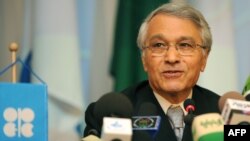 شکیب خلیل، رییس سازمان اوپک، در نشست روز چهارشنبه در اران الجزایر (عکس: AFP)