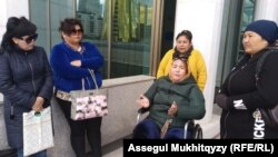 Әлеуметтік мәселелеріне шағынып, Қазақстан парламенті сенатының ғимараты алдына келген шымкенттік аналар. Нұр-Сұлтан, 21 мамыр 2019 жыл.