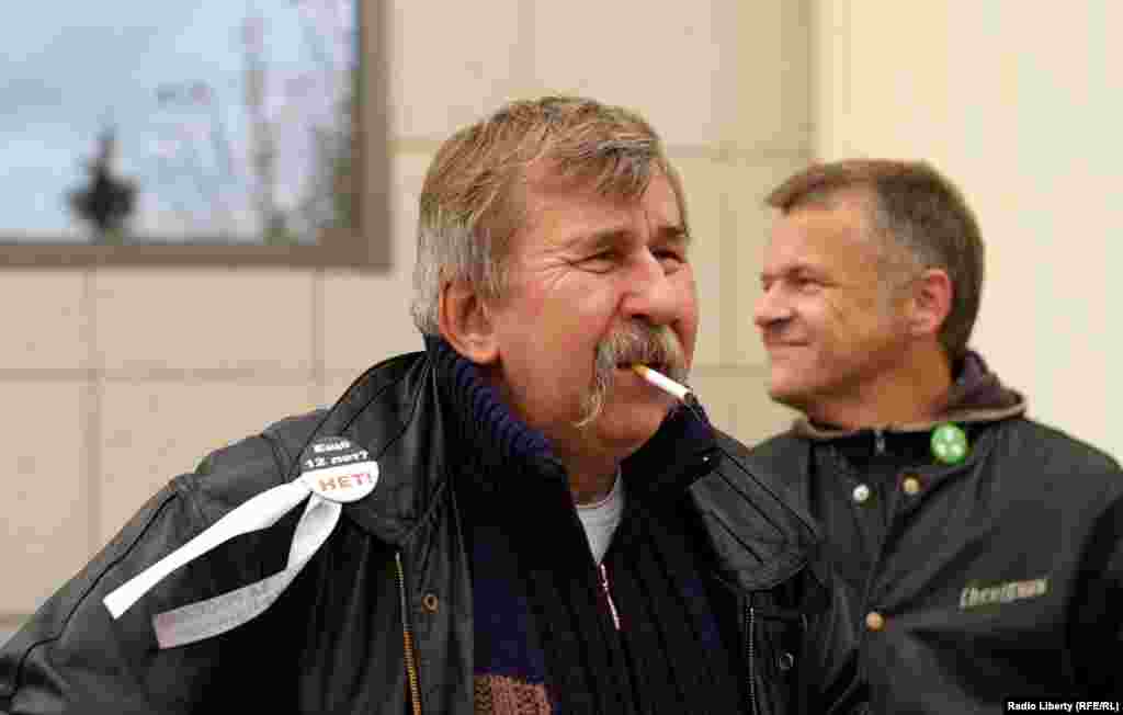 У многих из пришедших можно было увидеть аттрибутику митингов "За честные выборы"