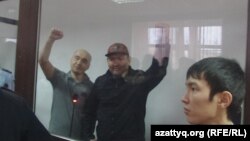 Гражданские активисты Макс Бокаев и Талгат Аян в зале суда (на заднем плане). Атырау, 28 ноября 2016 года.
