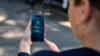 Neki su uredi također su usvojili aplikacije na mobilnim telefonima koje otkrivaju blizinu korisnika i prate eventualne kontakte zaraženog.