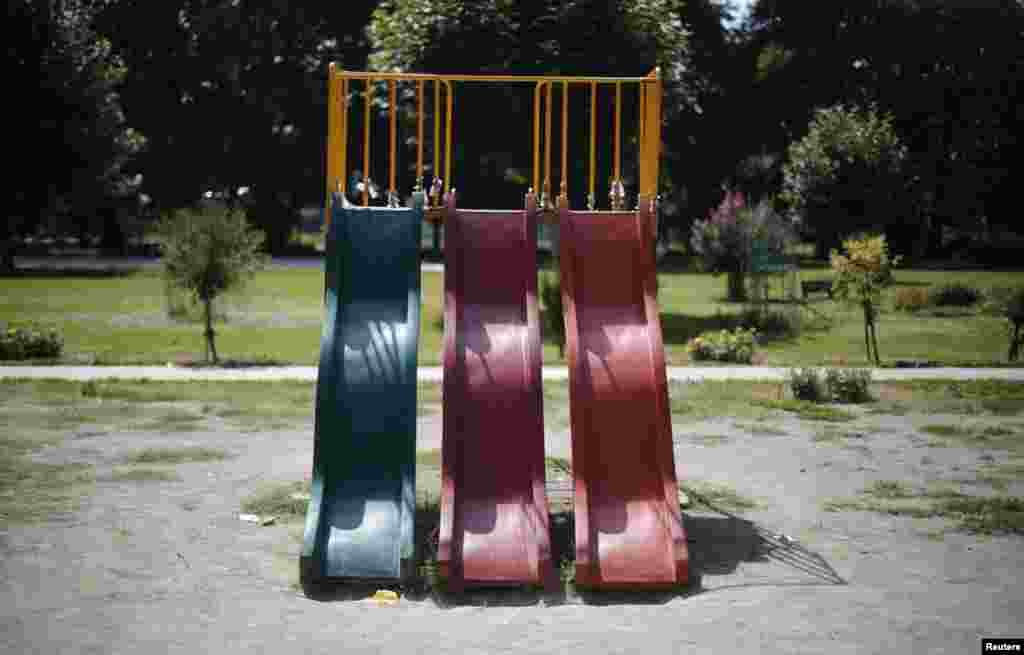 Një park i fëmijëve, por aty nuk dëgjohet asnjë zë fëmije. 