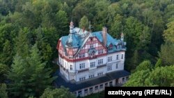 Egy Timur Kulibajev tulajdonában álló birtok Karlovy Vary-ban, Csehországban. Vételár: 1,4 millió dollár.