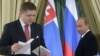 Orsýetiň premýer-ministri Wladimir Putin (S) we onuň slowak kärdeşi Robert Fiko (Ç) Moskwada bolan duşuşykdan soň guralan metbugat konferensiýasynda, 16-njy noýabr, 2009.