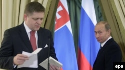 Orsýetiň premýer-ministri Wladimir Putin (S) we onuň slowak kärdeşi Robert Fiko (Ç) Moskwada bolan duşuşykdan soň guralan metbugat konferensiýasynda, 16-njy noýabr, 2009.