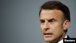 Associated Press a caracterizat drept „sumbră” apariția lui Macron în fața presei, miercuri.