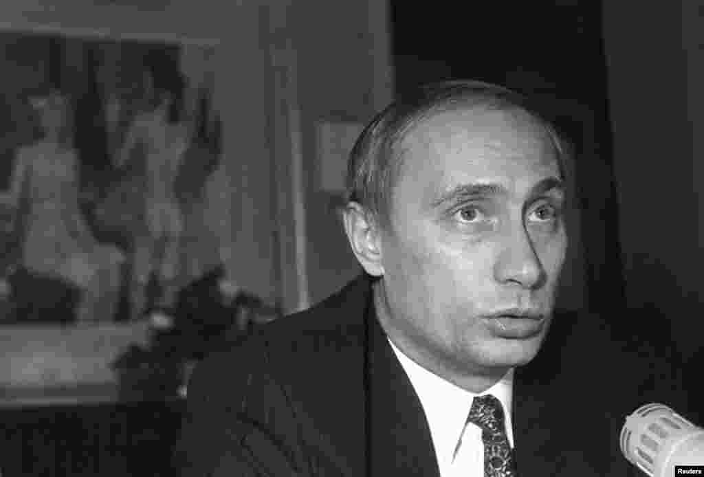 Vlıadimir Putin Sankt-Peterburq merinin birinci müavini kimi mətbuat konfrnasında. 1995-ci ilin dekabrı. 