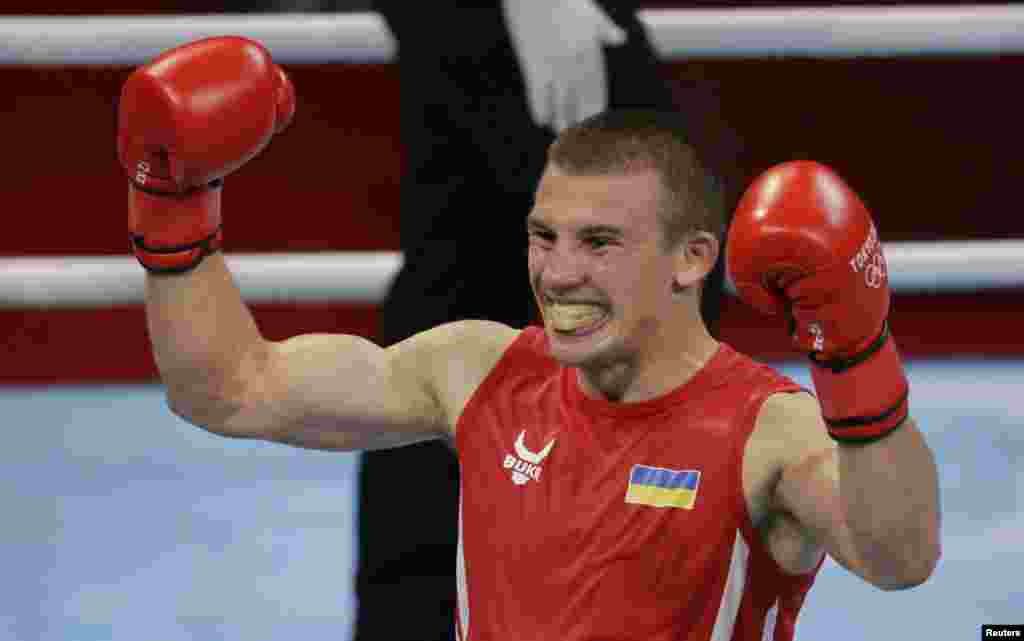 Олександр Хижняк з України радіє після перемоги у поєдинку проти Еурі Седено Мартінеса, Домініканська Республіка. Бокс – середня вага серед чоловіків – чвертьфінал – KKG. Токіо, 1 серпня 2021 року 