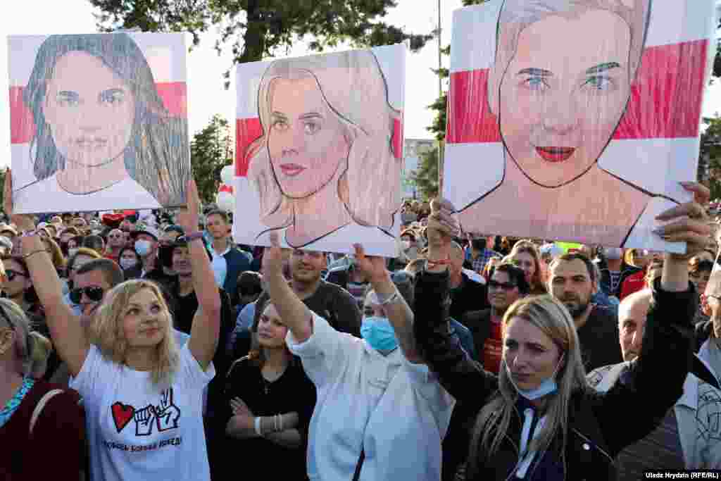 Susținătorii țin pancarte cu trio-ul feminin care împreună îl sfidează pe Lukașenka: (de la stânga la dreapta) Svetlana Țihanouskaia, Veranika Țapkala și Maria Kalesnikava. Țihanouskaia și-a unit forțele cu Țapkala și Kalesnikava, care ar fi putut candida la președinție, dar nu li s-a permis participarea la scrutinul din 9 august.