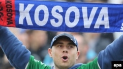 Një simpatizues futbolli me mbishkrimin Kosova