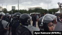 Полицейский кордон напротив протестующих. Нур-Султан, 9 июня 2019 года.