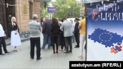 Сбор подписей в поддержку референдума о вступлении Армении в Европейский Союз. Ереван, сентябрь 2024 года 