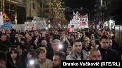 Протестувальники мітингують перед штабом владної партії SNS 28 січня