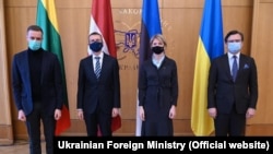 Ministrul ucrainean de externe Dmitro Kuleba (dreapta) alături de miniștii de externe din Estonia, Lituania și Letonia, Eva-Maria Liimets, , Gabrielius Landsbergis și Edgars Rinkevics, Kiev, 15 aprilie 2021