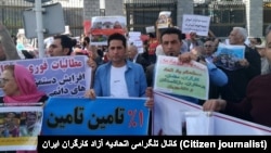 تصاویری که از تجمع کارگران منتشر شده است نشان می‌دهد که آنها به افزایش قیمت‌ها و تورم معترضند.