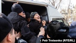Алматыда митингі жиналғандарды полиция адамдарды ұстап жатыр. 22 ақпан 2020 жыл.