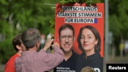 Europarlamentarul Matthias Ecke a fost spitalizat după ce a fost atacat de patru tineri cu vederi de dreapta. 